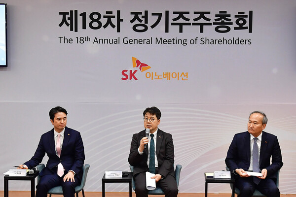 박상규 SK이노베이션 대표이사 사장(가운데), 추형욱 SK이노베이션 E&S 사장(왼쪽), 이석희 SK온 사장(오른쪽) 등 SK이노베이션 경영진들이 28일 오전 서울 종로구 SK서린빌딩 수펙스홀에서 열린 ‘주주와의 대화’에서 주주들과 경영 현안에 대해 소통하고 있다. (사진=SK이노베이션)
