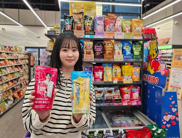 모델이 기능건강음료를 들어 보이고 있다. (사진=BGF리테일)