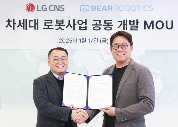 지난 1월 17일 LG CNS 이준호 상무(왼쪽)와 베어로보틱스 하정우 대표가 MOU 체결 후 기념사진을 촬영하는 모습. (사진=LG CNS)