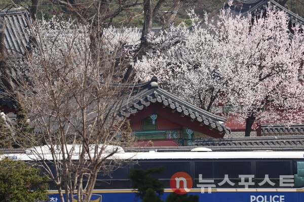 3일 윤석열 대통령 탄핵심판 선고를 하루 앞두고, 서울 종로구 창덕궁 외벽 옆에 경찰버스가 정차했다. (사진=뉴스포스트 이별님 기자) 