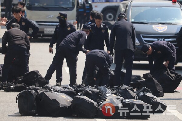 3일 서울 종로구 헌법재판소에서 경찰들이 장비를 점검하고 있다. (사진=뉴스포스트 이별님 기자)