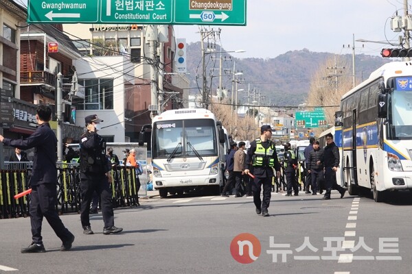 3일 서울 종로구 헌법재판소 일대를 경찰이 통제하고 있다. (사진=뉴스포스트 이별님 기자)
