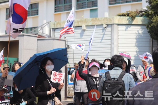 3일 휴교 조치가 내려진 서울 종로구 헌법재판소 인근 초등학교 정문 앞에서 윤석열 대통령 지지자들이 탄핵 반대 집회를 열었다. (사진=뉴스포스트 이별님 기자)