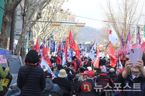 3일 서울 종로구 서울노인복지센터 앞 대로변에서 윤석열 대통령 지지자들이 집회를 열었다. (사진=뉴스포스트 이별님 기자)
