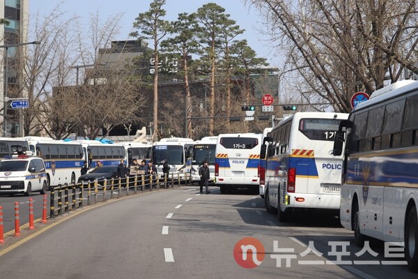 3일 서울 종로구 헌법재판소 일대 도로에 경찰버스들이 주차돼 있다. (사진=뉴스포스트 이별님 기자)