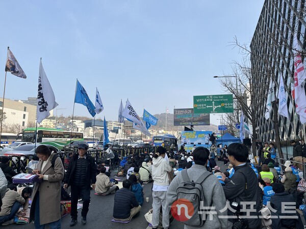 4일 오전 9시께 서울 용산 한남동 관저 인근에 대통령 탄핵 찬성 집회 참가자들 모습. (사진=김윤진 기자)