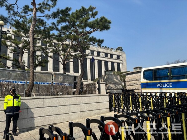 4일 서울 종로구 헌법재판소 정문 앞이 경찰과 경찰버스 등으로 차단됐다. (사진=뉴스포스트 이별님 기자)