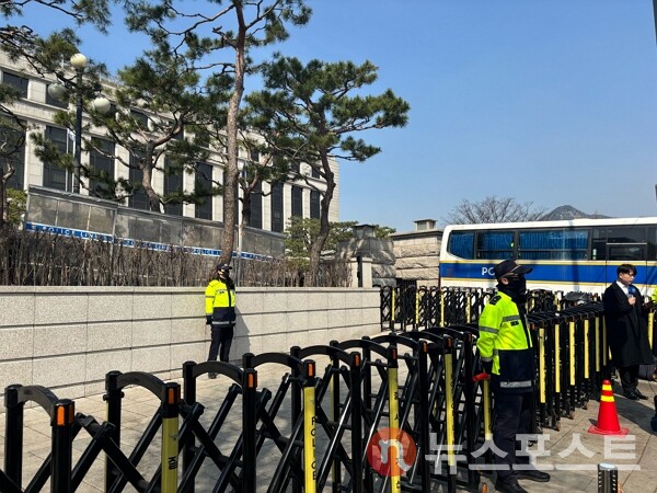 4일 서울 종로구 헌법재판소 정문 앞이 경찰과 경찰버스 등으로 차단됐다. (사진=뉴스포스트 이별님 기자)