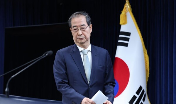 한덕수 대통령 권한대행 국무총리가 윤석열 대통령이 파면된 4일 서울 정부서울청사에서 대국민담화를 위해 이동하고 있다. (사진=뉴시스)