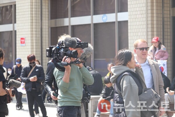 4일 서울 종로구 헌법재판소 인근에서 외신기자들이 윤석열 대통령 탄핵심판을 취재하고 있다. (사진=뉴스포스트 이별님 기자)