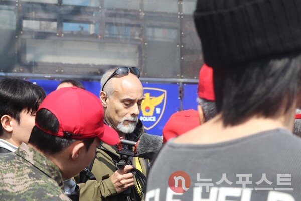 4일 서울 종로구 헌법재판소 인근에서 외신기자가 윤석열 대통령 탄핵심판을 취재하고 있다. (사진=뉴스포스트 이별님 기자)