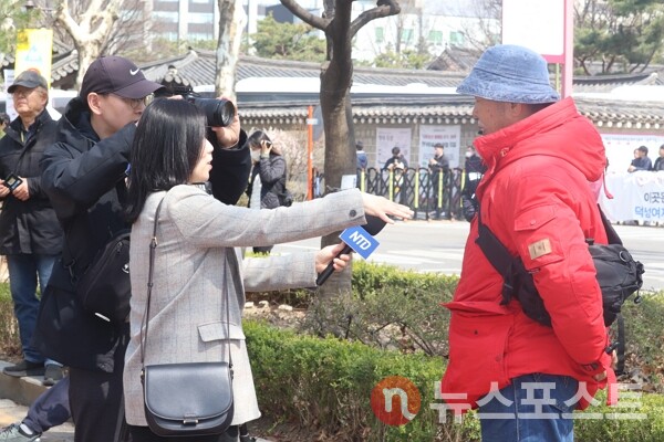 4일 서울 종로구 헌법재판소 인근에서 외신기자들이 윤석열 대통령 지지자를 취재하고 있다. (사진=뉴스포스트 이별님 기자)