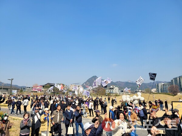 윤석열 전 대통령 파면 소식에 환호하는 서울 시민 모습 (사진=김민주 기자)