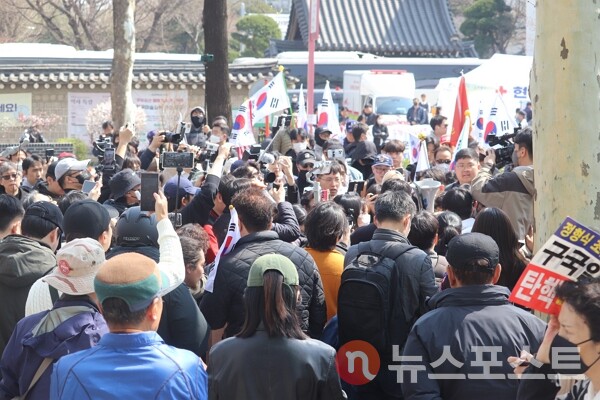 4일 서울 종로구 헌법재판소 일대에서 시민들이 탄핵심판 선고를 듣고 있다. (사진=뉴스포스트 이별님 기자)