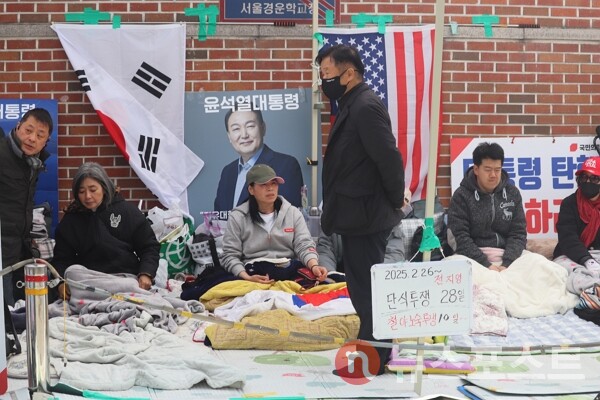 4일 서울 종로구 헌법재판소 일대에서 윤석열 전 대통령 탄핵 저지를 위해 단식 농성 중인 지지자들이 선고를 듣고 망연자실하고 있다. (사진=뉴스포스트 이별님 기자)