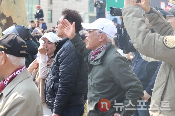 4일 서울 종로구 헌법재판소 일대에서 윤석열 전 대통령 지지자들이 탄핵 심판 선고에 거세게 분노하고 있다. (사진=뉴스포스트 이별님 기자)