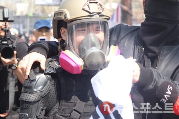 4일 서울 종로구 헌법재판소 일대 윤석열 전 대통령 지지자가 탄핵심판 선고를 듣고 분노했다. (사진=뉴스포스트 이별님 기자)