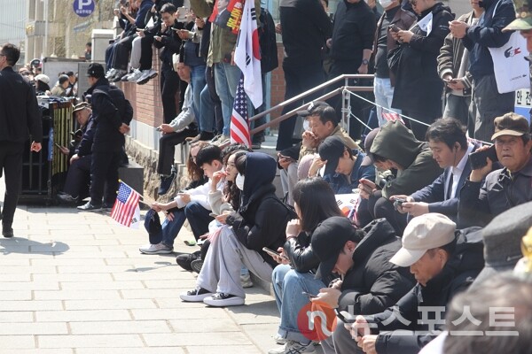 4일 서울 종로구 헌법재판소 일대 윤석열 전 대통령 지지자들이 탄핵심판 선고를 듣고 망연자실하고 있다. (사진=뉴스포스트 이별님 기자)