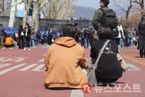4일 서울 종로구 헌법재판소 일대 윤석열 전 대통령 지지자들이 탄핵심판 선고를 듣고 망연자실하고 있다. (사진=뉴스포스트 이별님 기자)