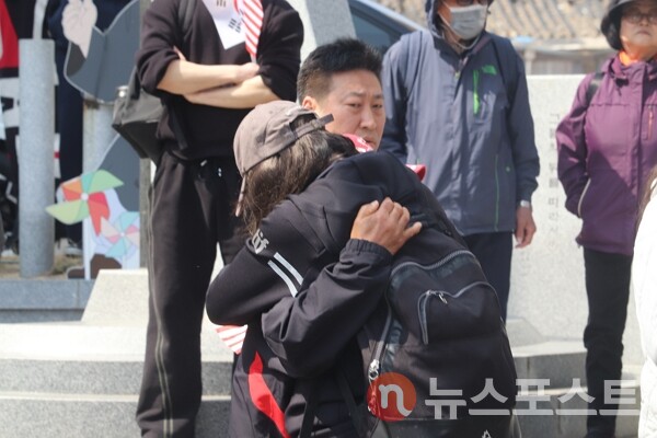 4일 서울 종로구 헌법재판소 일대에서 윤석열 전 대통령 지지자들이 눈물을 흘리며 서로를 위로하고 있다. (사진=뉴스포스트 이별님 기자)