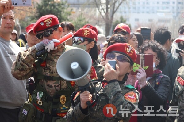 4일 서울 종로구 헌법재판소 일대에서 군복을 입은 윤석열 전 대통령 지지자들이 탄핵심판 선고에 거세게 분노하고 있다. (사진=뉴스포스트 이별님 기자)
