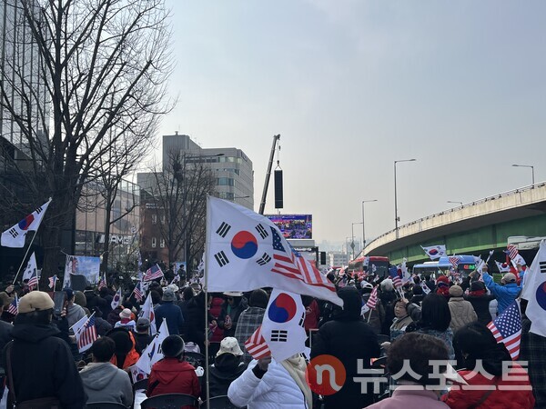 4일 서울시 용산구 한남동 관저 인근에 모인 대통령 탄핵 반대 집회 참가자들. (사진=뉴스포스트)