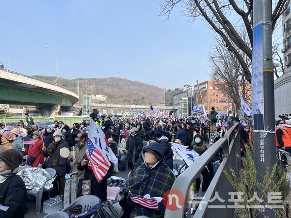 반대 집회 참가자들. (사진=김윤진 기자)