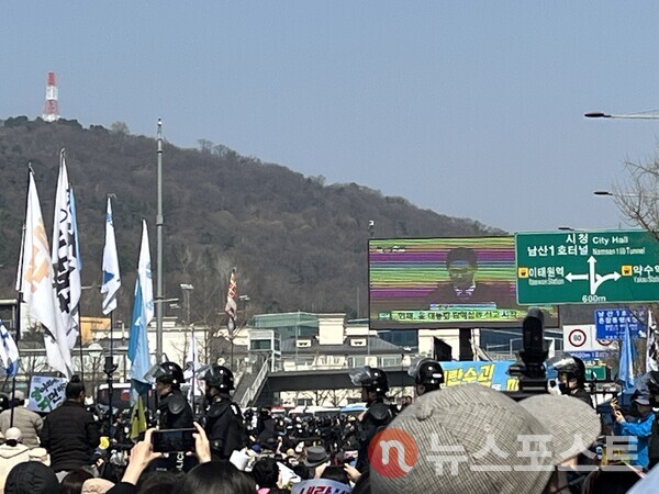찬성 집회 참가자들이 탄핵심판 선고를 지켜보는 모습. (사진=김윤진 기자)