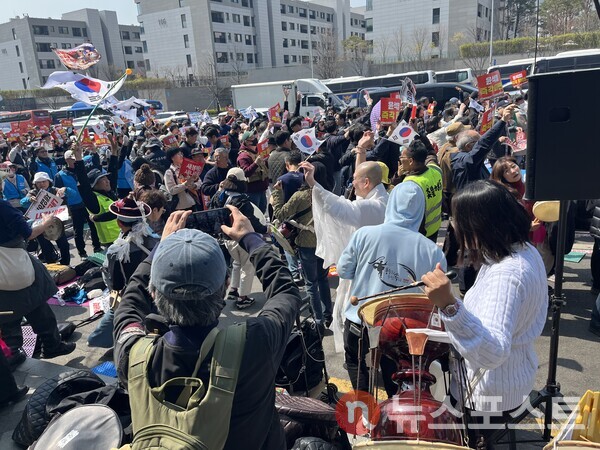 헌법재판관 전원일치 대통령 탄핵 인용 뒤 춤을 추는 찬성 집회 참가자들. (사진=김윤진 기자)