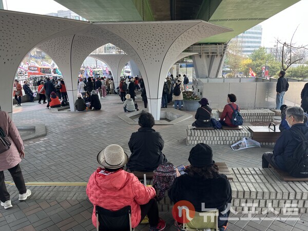 헌법재판관 전원일치 대통령 탄핵 인용 뒤 반대 집회 참가자들. (사진=김윤진 기자)