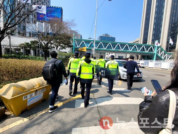 광화문 일대 경찰 병력이 해산하고 있다. (사진=김민주 기자)