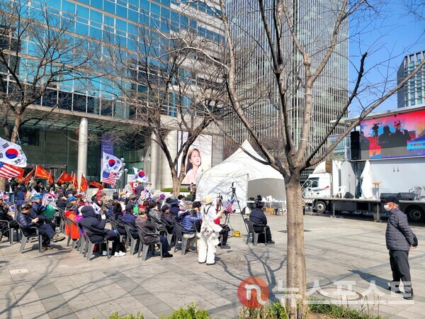 광화문 일대 보수단체들이 집회에 참여하는 모습 (사진=김민주 기자)