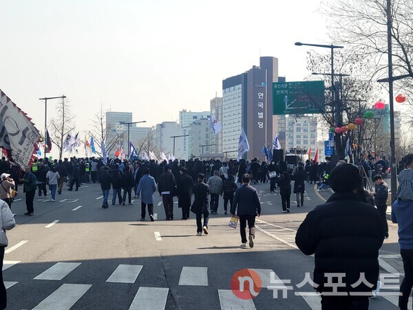 오전 10시 50분 경 헌법재판소 판결을 앞두고 인파가 이동을 하고 있다. (사진=김민주 기자)