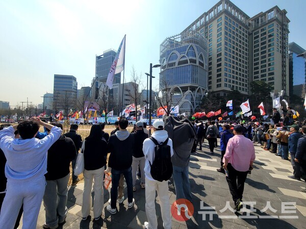 안국역 인근에 모인 시민들이 헌법재판소 심판 방송을 시청하고 있다. (사진=김민주 기자)