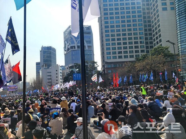 안국역 일대에 모인 인파가 헌재 결정문 낭독을 지켜보고 있다. (사진=김민주 기자)