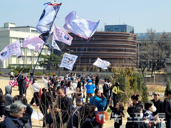 헌법재판소 전원 인용 파면결정 직후 광장에 모인 시민들이 환호하고 있다. (사진=김민주 기자)