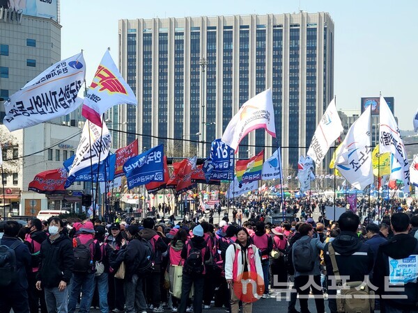 광화문 광장에 모인 전국 각지에서 온 인파들 모습 (사진=김민주 기자)