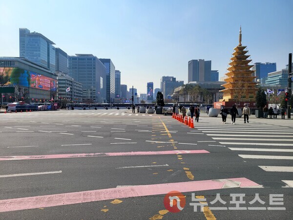 광화문 세종로에 경찰차벽이 줄지어 서 있는 모습 (사진=김민주 기자)