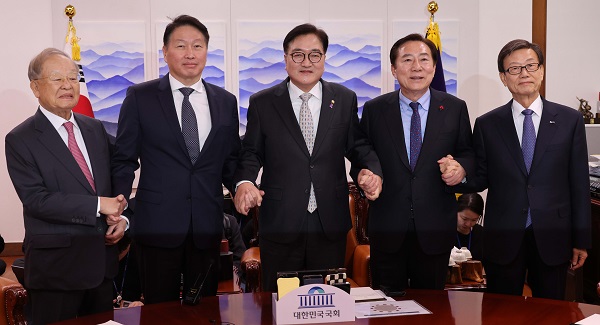 (왼쪽부터) 손경식 한국경영자총협회 회장·최태원 대한상공회의소 회장과 우원식 국회의장, 김기문 중소기업중앙회 회장, 윤진식 한국무역협회 회장이 지난해 12월 17일 서울 여의도 국회의장실에서 열린 경제단체 비상간담회에서 참석자들과 기념촬영하고 있다.