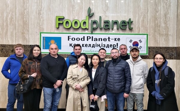 ﻿CUCA 대표 알리나 신(왼쪽에서 네 번째)이 BGF푸드 간편식품 공장 푸드플래닛에서 기념사진을 촬영하고 있다. (사진=BGF리테일)