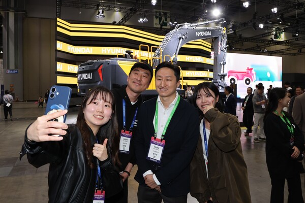 2025서울모빌리티쇼 HD현대관을 방문한 정기선 HD현대 수석부회장(가운데)이 직원들과 기념사진을 촬영하고 있다. (사진=HD현대)