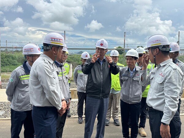 이영준 롯데케미칼 대표가 지난 4일 인도네시아 라인프로젝트 현장을 찾아 직원들과 대화하고 있다. (사진=롯데케미칼)