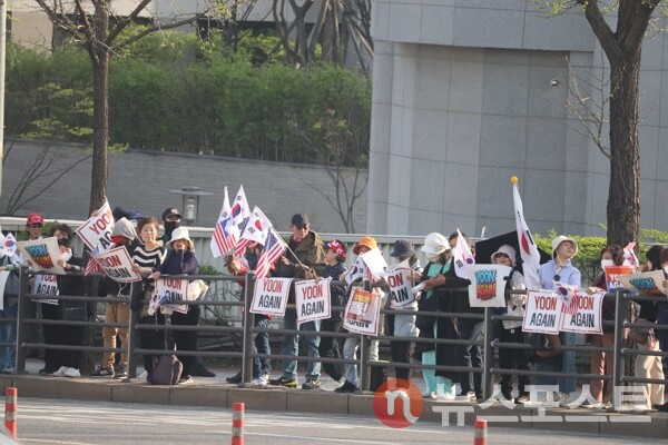 11일 서울 용산구 한남동 일대에서 윤석열 전 대통령 지지자들이 윤 전 대통령 부부를 응원하고 있다. (사진=뉴스포스트 이별님 기자)