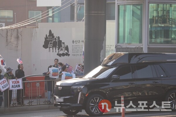 11일 서울 용산구 한남동 관저에서 윤석열 전 대통령 부부 차량 행렬이 지나가고 있다. (사진=뉴스포스트 이별님 기자)
