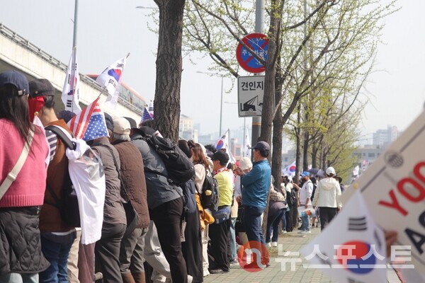 11일 서울 용산구 한남동 일대에서 윤석열 전 대통령 지지자들이 윤 전 대통령 부부를 응원하고 있다. (사진=뉴스포스트 이별님 기자)