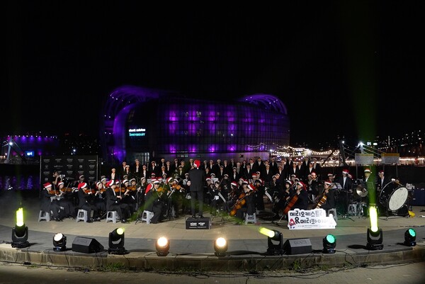 지난 11일 반포대교 남단 세빛섬에서 진행된 메리 오케스트라 한강공원 음악회의 모습 (사진=동아제약)