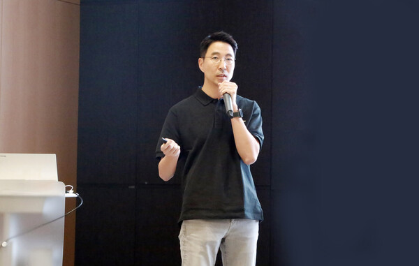 두산로보틱스 김민표 대표가 전 임직원들이 모인 타운홀 미팅 자리에서 회사의 방향성과 비전에 대해 공유하고 있다. (사진=두산로보틱스)