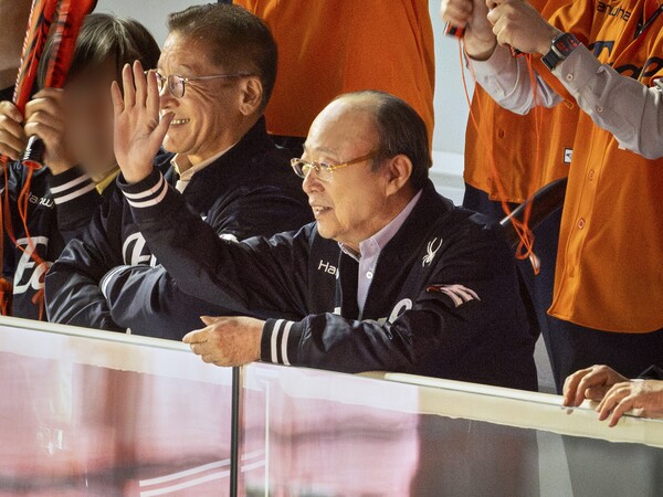 한화그룹 김승연 회장이 이글스 경기를 찾은 팬들과 인사하고 있다. (사진=