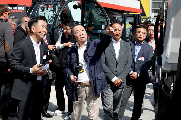 박정원 두산그룹 회장(왼쪽 두 번째)이 독일 건설기계 전시회 ’바우마 2025’를 찾아 두산밥캣 부스를 유심히 살펴보고 있다. (사진=두산그룹)