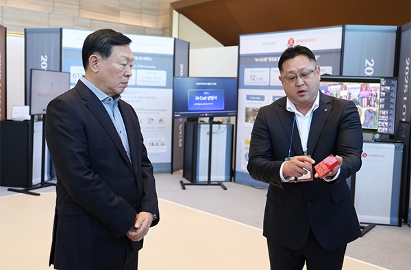 신동빈 롯데 회장(왼쪽)이 9일 서울 신천동 롯데월드타워에서 열린 ‘인공지능(AI) 과제 쇼케이스’에서 롯데케미칼의 ‘AI 기반 컬러 예측 시스템’에 대해 설명을 듣고 있다. (사진=롯데지주)